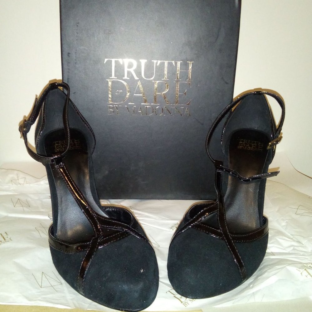 New Truth or Dare by Madonna Englin 92 Black 3 Inch Heel Pumps Closed Toe Suede